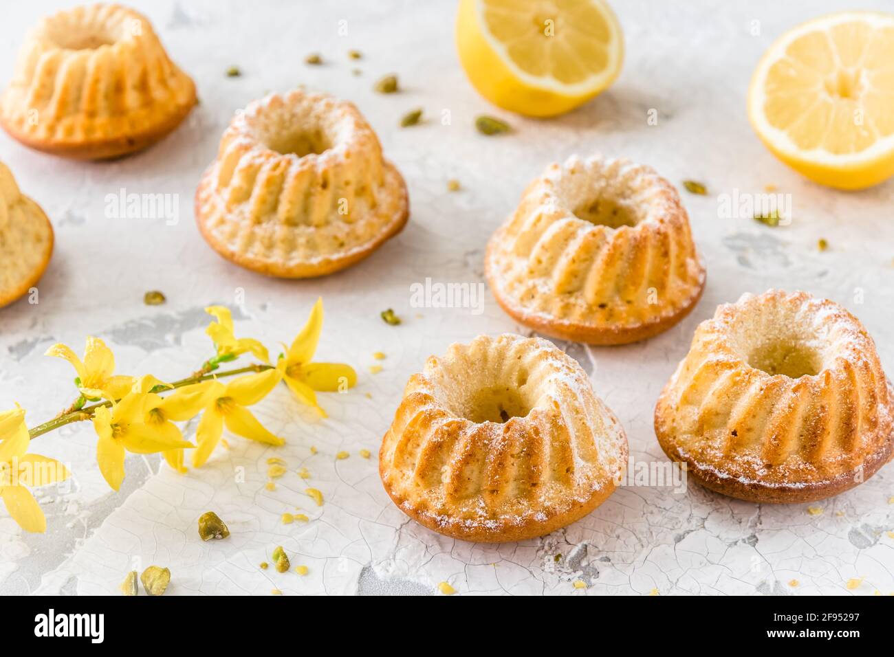 Petits gâteaux faits maison au citron (muffins) sur fond blanc Banque D'Images