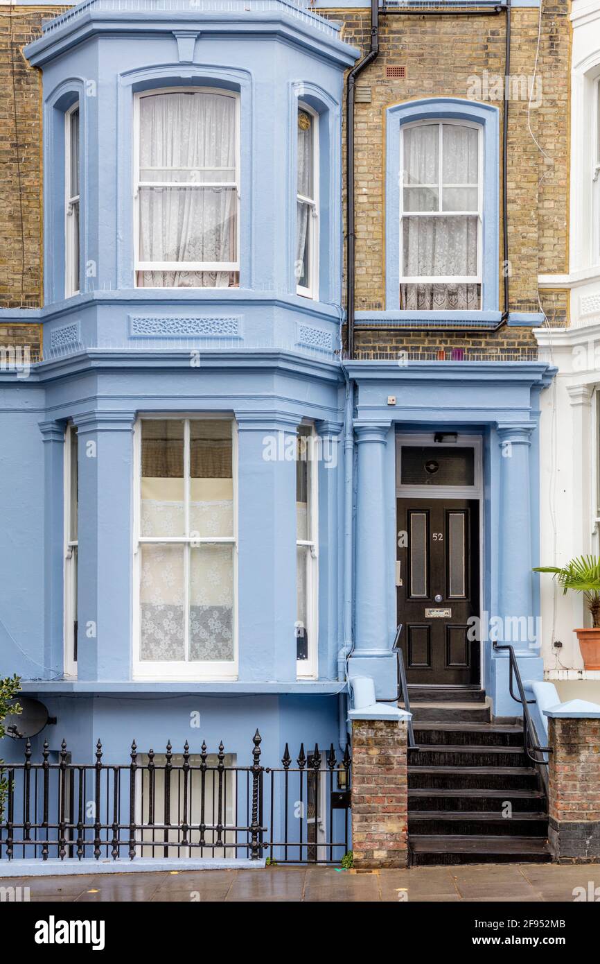 Extérieur bleu de la maison dans une rangée d'appartements colorés dans le quartier de Notting Hill, Londres, Angleterre, Royaume-Uni Banque D'Images