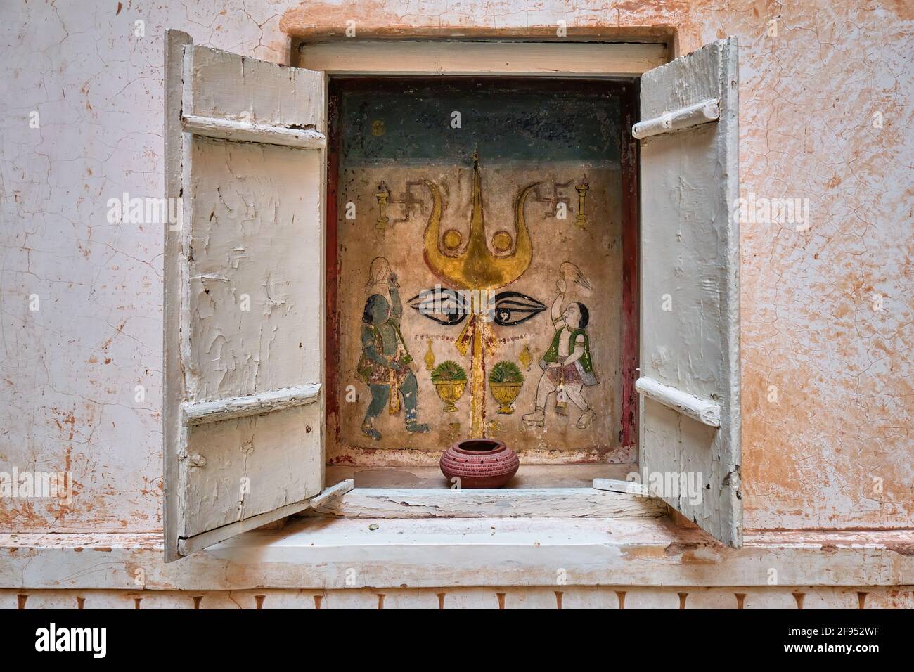 Murale avec trident du dieu hindou Shiva dans le fort Mehrangarh, Jodhpur, Rajasthan, Inde du Nord, Inde Banque D'Images