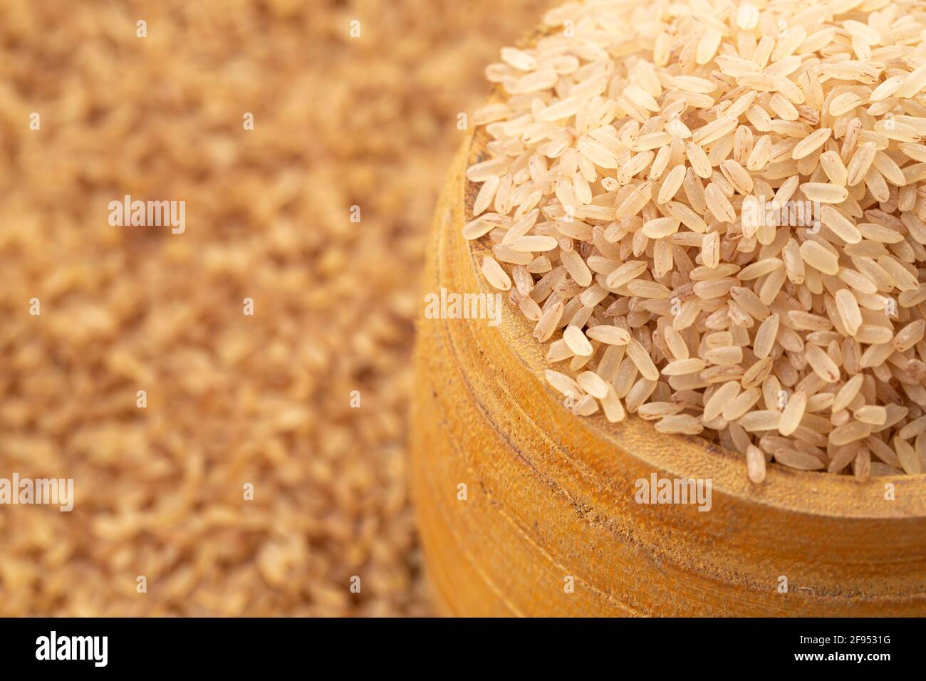 Riz Kerala Matta  riz étuvé ou palakadan matta ou arrangé dans un récipient qui est traditionnellement utilisé pour mesurer dans kerala nommé nazhi avec re Banque D'Images