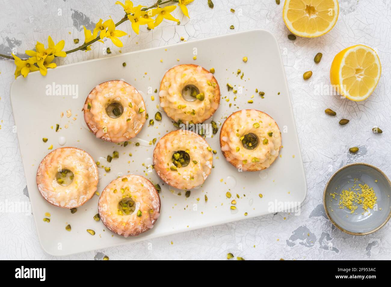 Petits gâteaux faits maison au citron (muffins) sur fond blanc, vue de dessus Banque D'Images