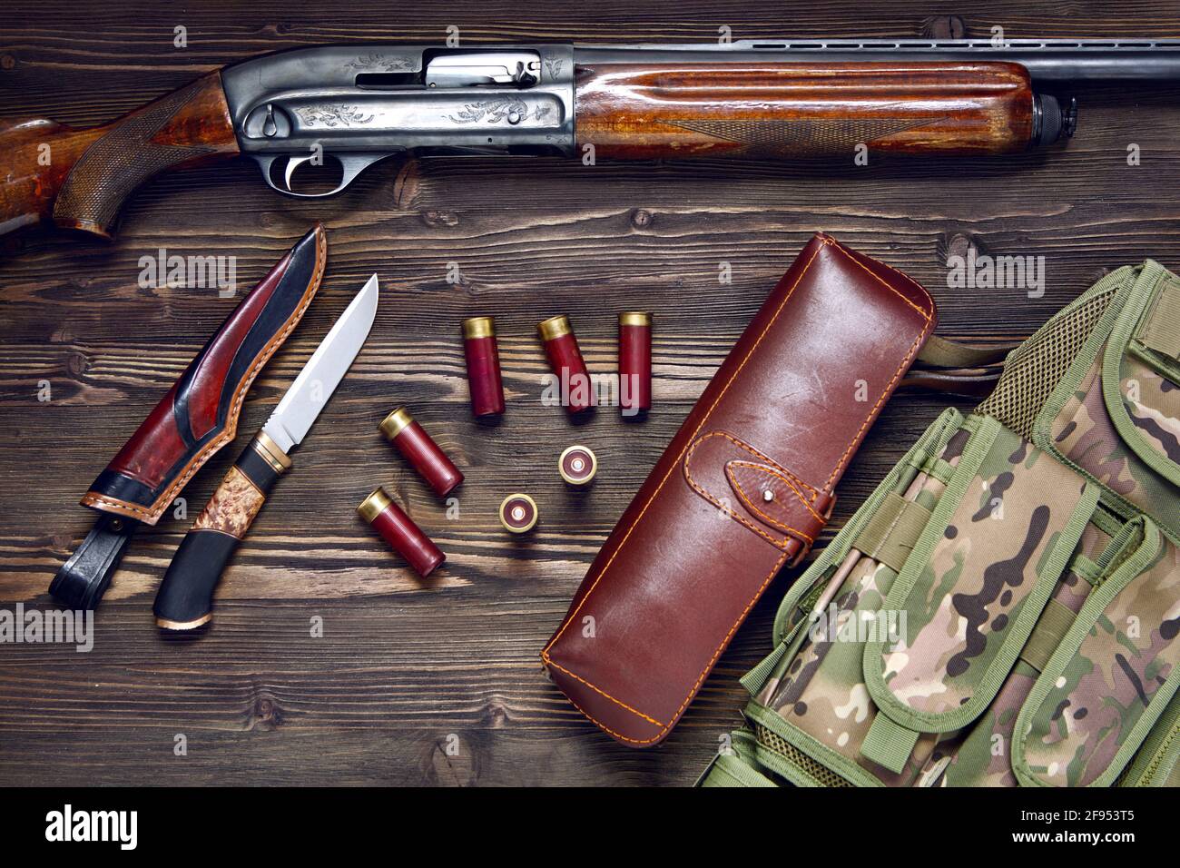 Fusil de chasse et munitions sur fond en bois sombre.vue de dessus., fusil de chasse et munitions sur fond en bois sombre.vue de dessus. Banque D'Images