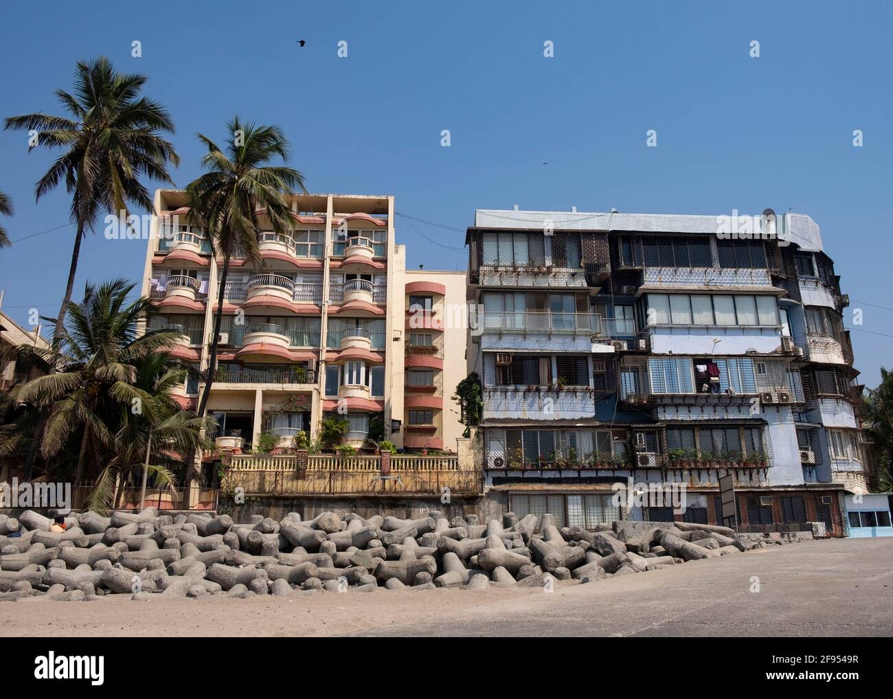 Immeubles d'appartements à la plage de Mahim Bay à Mumbai, Maharashtra, Inde, Asie. Banque D'Images