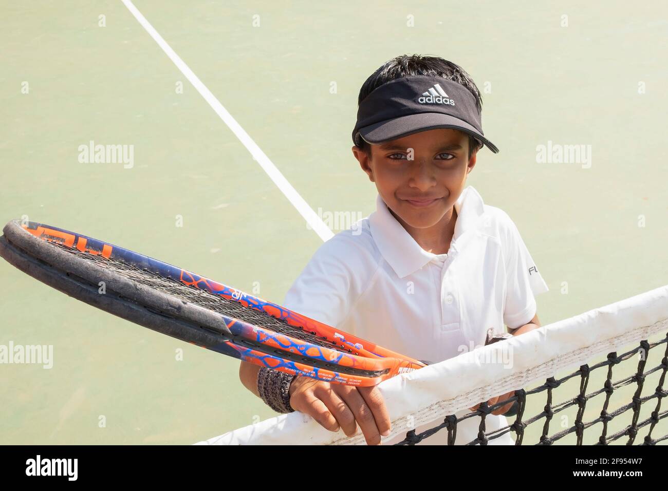 Portrait d'un jeune joueur de tennis à la SPG tennis Academy, Shivaji Park Gymkhana à Mumbai-Dadar, Maharashtra, Inde. Banque D'Images