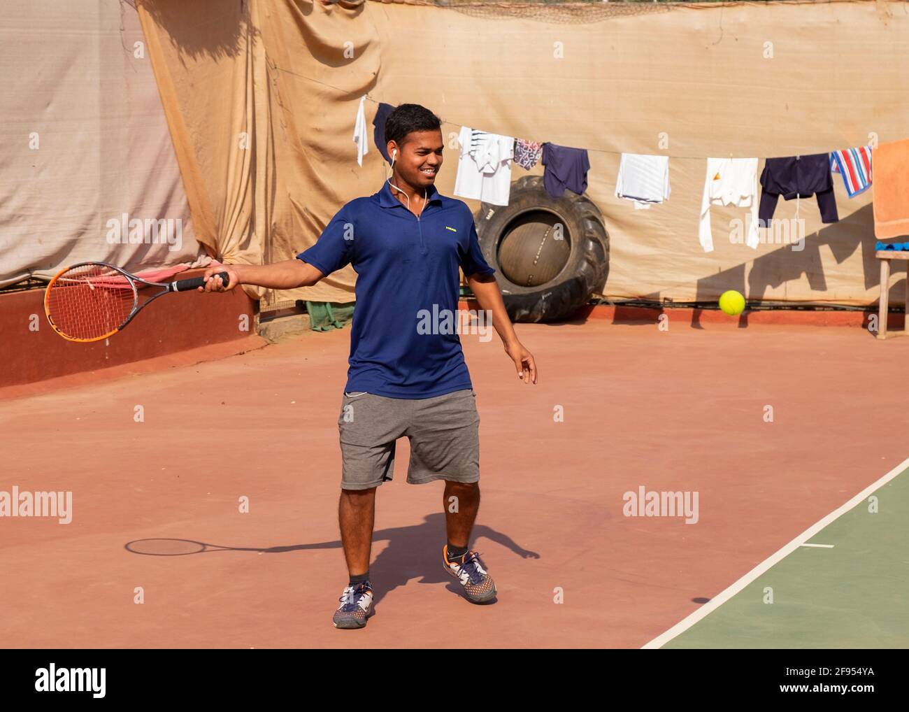Entraîneur de tennis en action à la SPG (Shivaji Park Gymkhana) tennis Academy à Mumbai, Maharashtra, Inde. Banque D'Images
