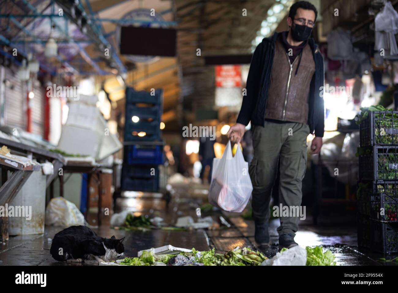 Ankara, Turquie. 15 avril 2021. Un homme portant un masque comme mesure préventive contre la propagation de covid-19 marche dans une zone de marché pendant le Ramadan. La Turquie a jusqu'à présent confirmé 4,086,957 cas de coronavirus, dont 3,535,040 cas ont été retrouvés. (Photo de Tunahan Turhan/SOPA Images/Sipa USA) crédit: SIPA USA/Alay Live News Banque D'Images