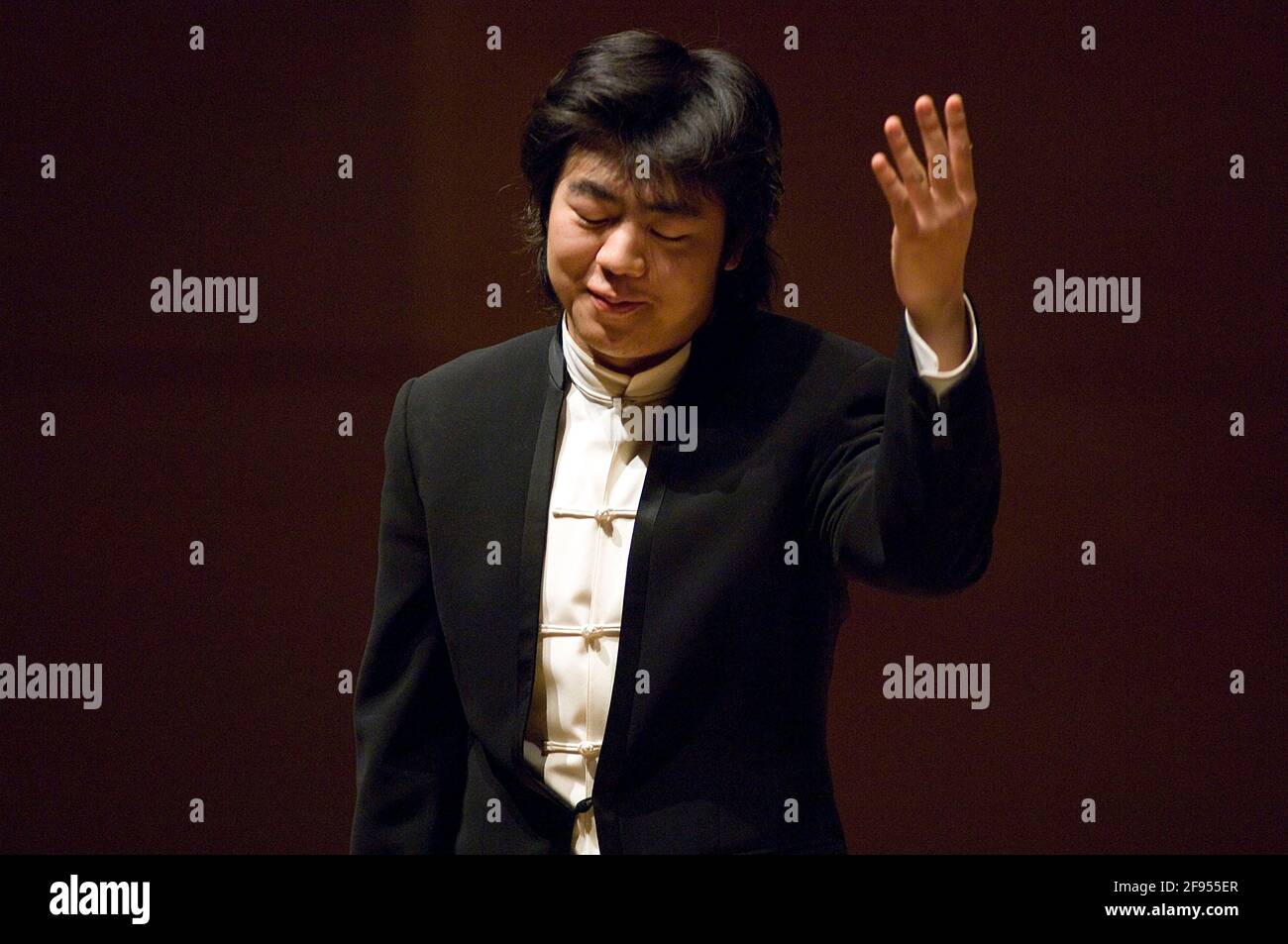 DEU, Deutschland, Ruhrgebiet, Essen, 10.02.2006: Der Pianist Lang Lang Nimmt die Ovationen des Publikums entgegen BEI seinem Konzert in der Philharmon Banque D'Images