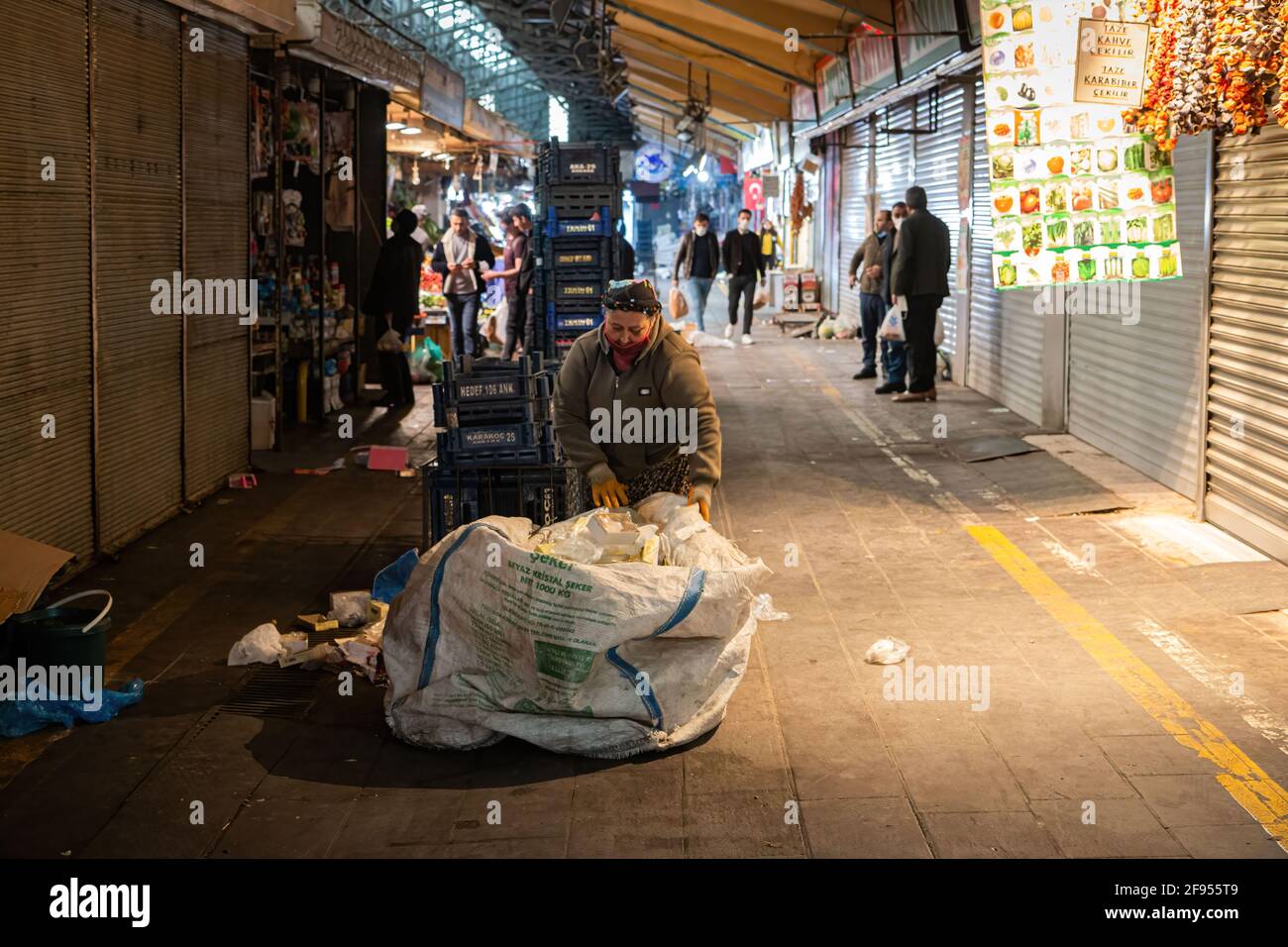 Ankara, Turquie. 15 avril 2021. Une femme portant un masque comme mesure préventive contre la propagation du Covid-19 collecte les ordures à la fin d'un bazar mis pendant le Ramadan. La Turquie a jusqu'à présent confirmé 4,086,957 cas de coronavirus, dont 3,535,040 cas ont été retrouvés. (Photo de Tunahan Turhan/SOPA Images/Sipa USA) crédit: SIPA USA/Alay Live News Banque D'Images