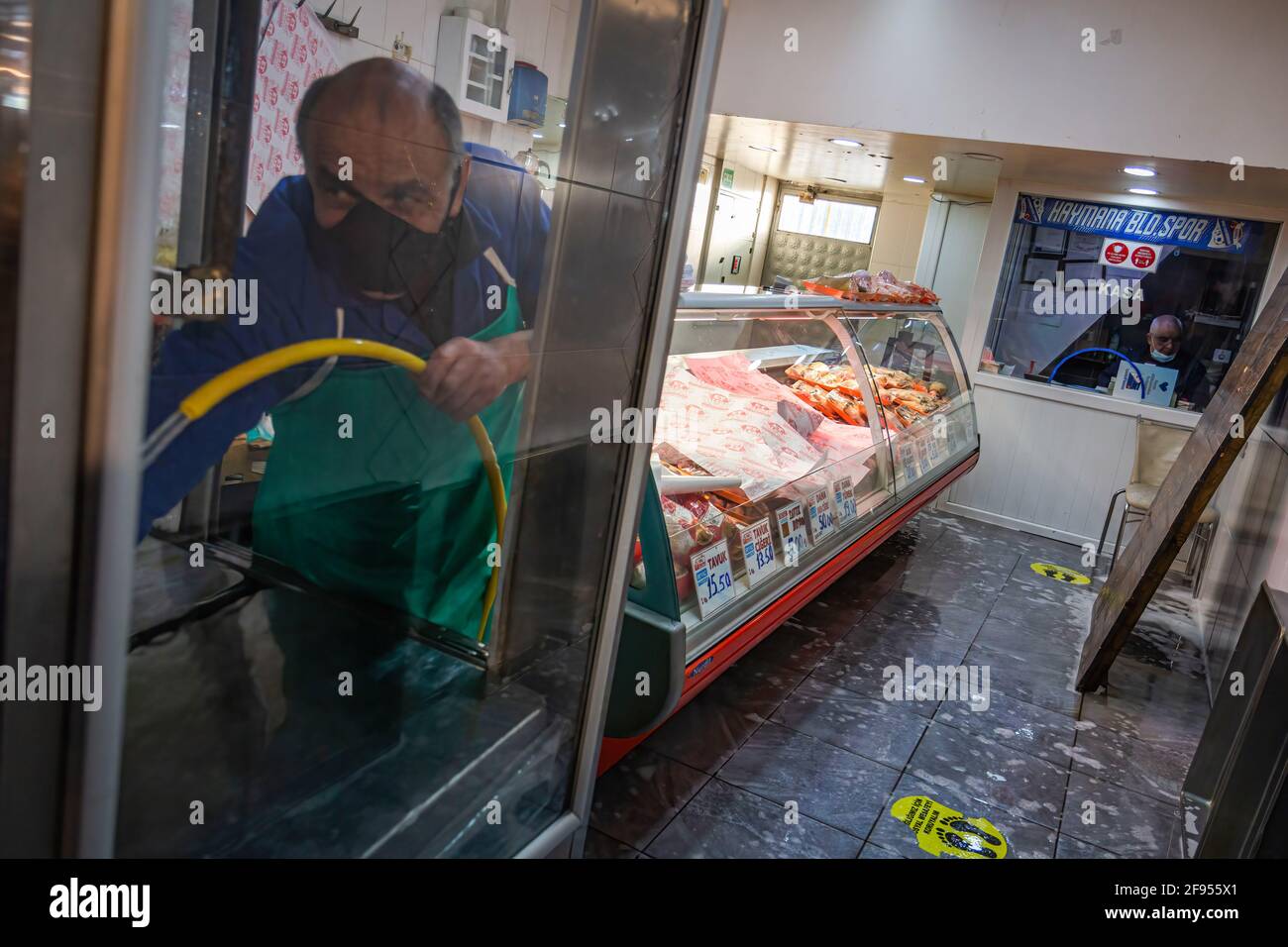 Ankara, Turquie. 15 avril 2021. Un boucher portant un masque comme mesure préventive contre la propagation de Covid-19 prépare son magasin pendant le ramadan. La Turquie a jusqu'à présent confirmé 4,086,957 cas de coronavirus, dont 3,535,040 cas ont été retrouvés. (Photo de Tunahan Turhan/SOPA Images/Sipa USA) crédit: SIPA USA/Alay Live News Banque D'Images