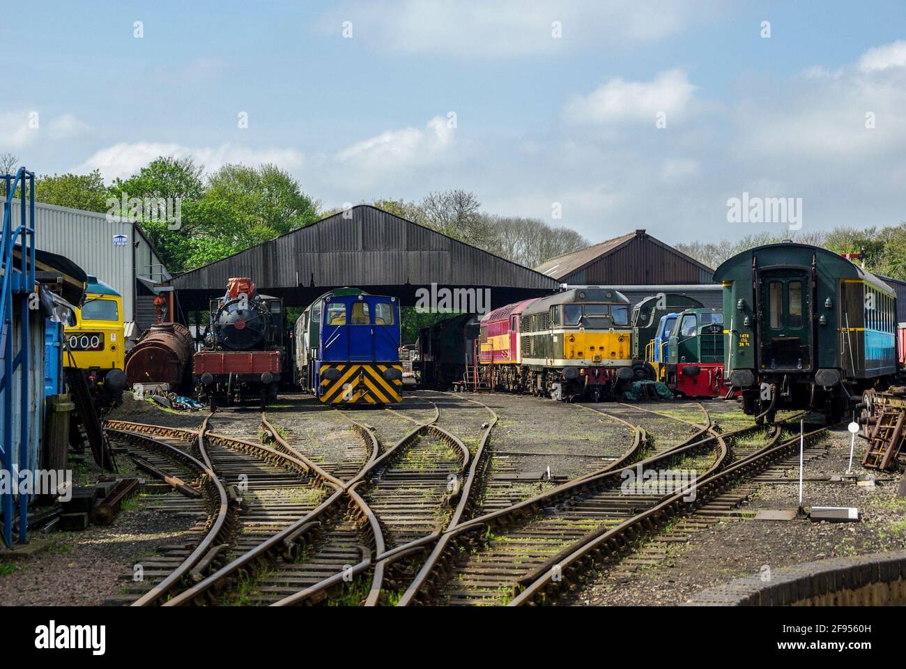 Hangars de locomotive à la gare de Wansford sur le chemin de fer de Nene Valley, Peterborough, Royaume-Uni. Locomotives à vapeur et diesel en cours de conservation dans les cours de stockage Banque D'Images