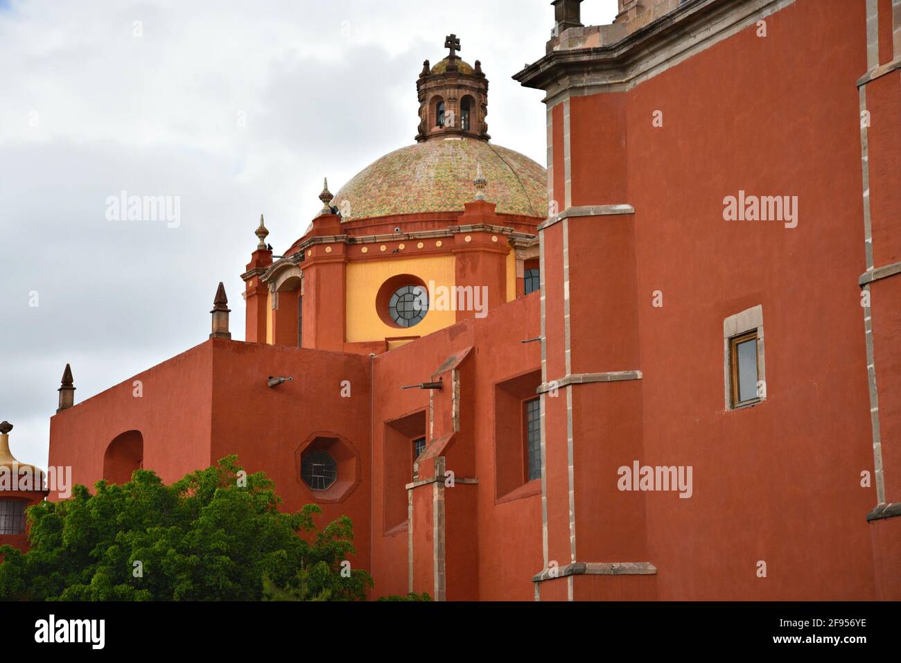 Vue extérieure du style baroque Templo de San Francisco de Asís à Santiago de Querétaro au Mexique. Banque D'Images