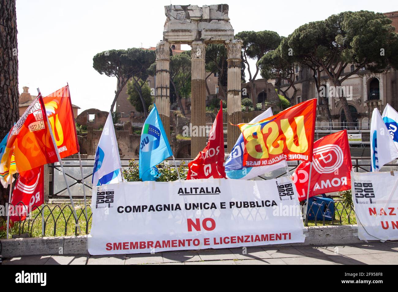 Rome, Italie. 16 avril 2021. Manifestation organisée par les travailleurs d'Alitalia à via dei Fori Imperiali à Rome, Italie, pour protester contre le risque de licenciement et de démembrement de la société le 16 avril 2021. (Photo de Matteo Nardone/Pacific Press/Sipa USA) crédit: SIPA USA/Alay Live News Banque D'Images