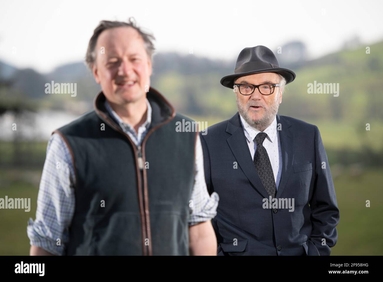 Dumfries, Écosse, Royaume-Uni. 16 avril 2021. PHOTO : (à gauche) Chef du Parti, Jamie Blackett, agriculteur et ancien major de l'Armée, (à droite), George Galloway, candidat principal tous pour le Parti de l'unité. George Galloway commente le lancement du manifeste électoral de Nicola Sturgeon, disant : « il faut un type spécial de cou en laiton, un cou d'Esturgeon de Nicola que vous pourriez appeler, pour faire des promesses de gratuités, Rendue possible seulement par l'Écosse faisant partie de l'Union et recevant une subvention massive plus grande que toute autre partie du Royaume-Uni, du trésor de Londres, de payer pour des cadeaux, pour des votes, qui seront utilisés à b Banque D'Images