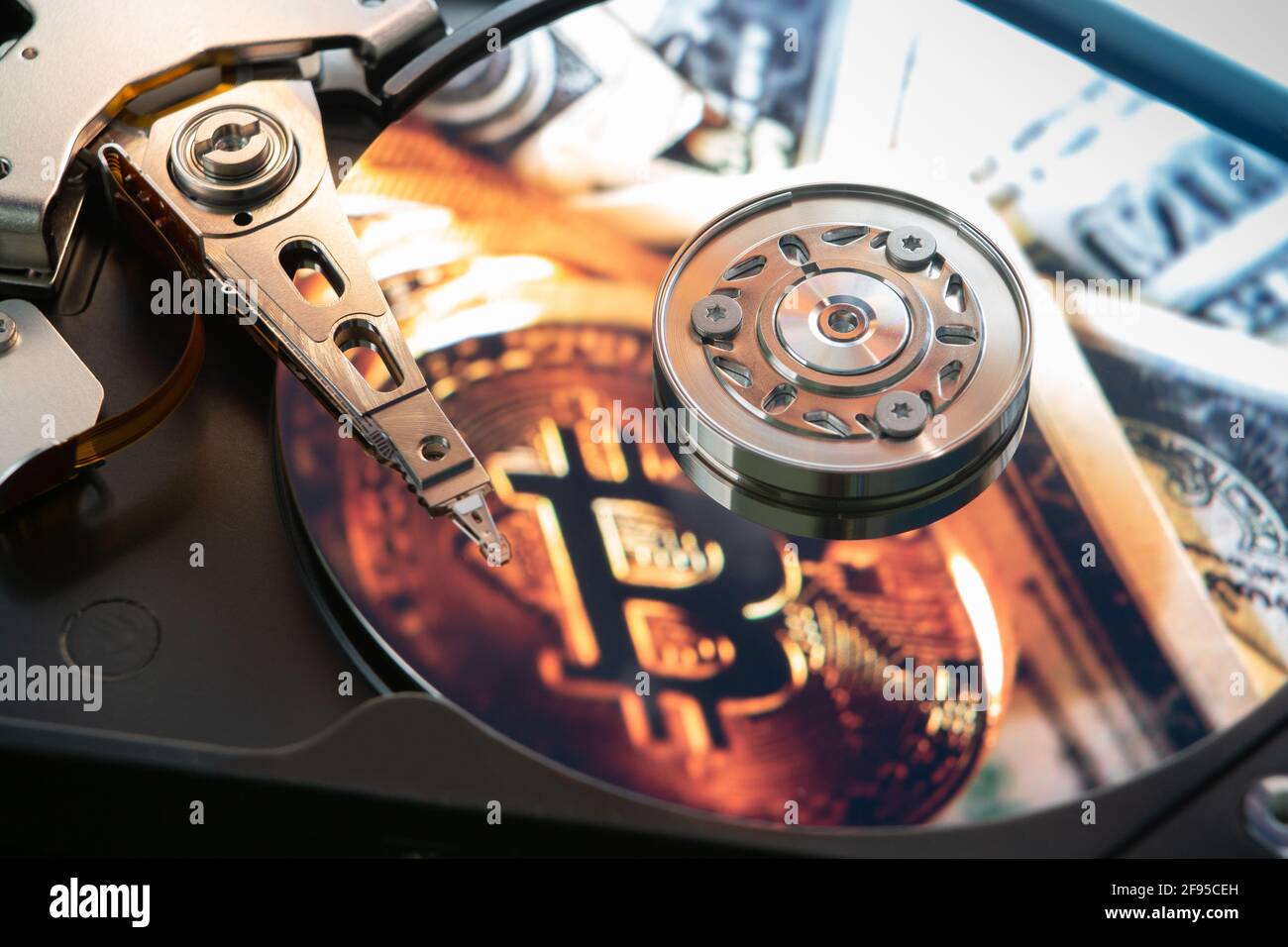 À l'intérieur d'un disque dur d'ordinateur ouvert avec le projeté symbole bitcoin Banque D'Images