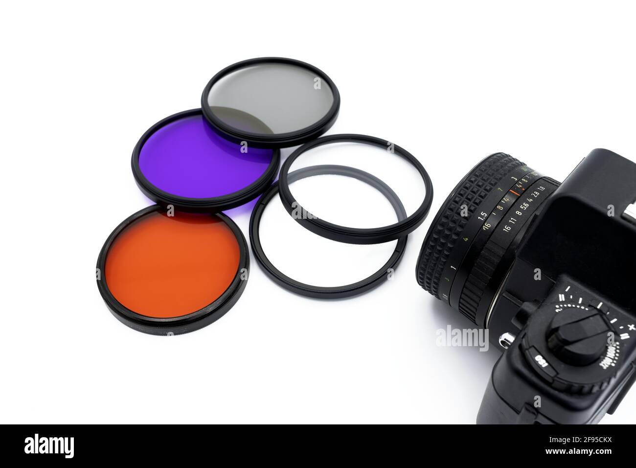 Filtres photographiques de différentes couleurs sur fond blanc avec un appareil photo, concept de photographie Banque D'Images