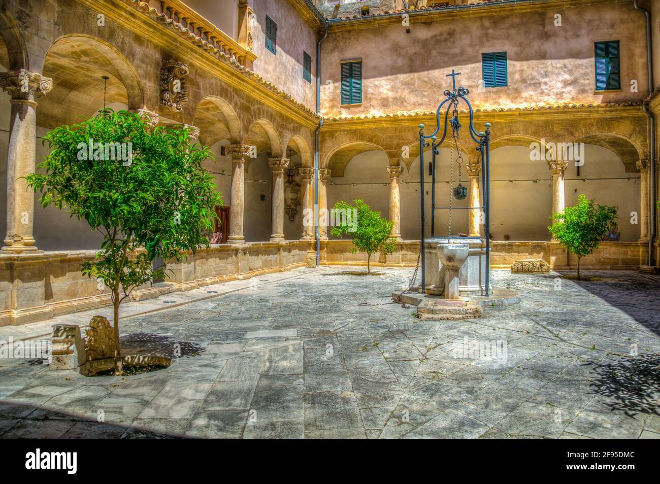 Une petite cour intérieure sur la cathédrale de Palma de Majorque, Espagne Banque D'Images