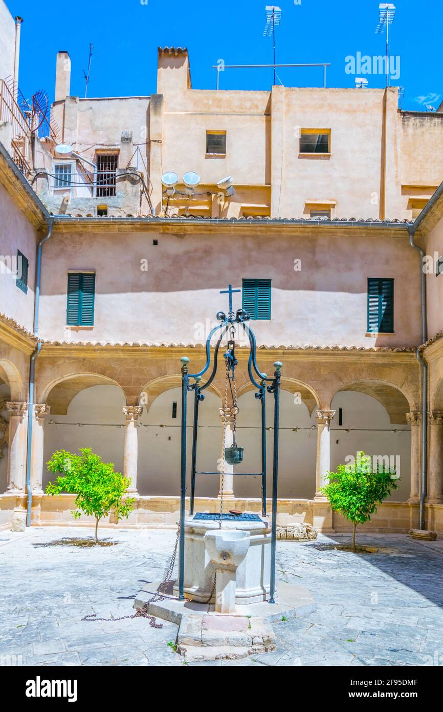 Une petite cour intérieure sur la cathédrale de Palma de Majorque, Espagne Banque D'Images