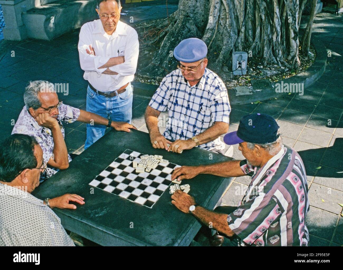 Hommes jouant à domino en plein air à Plaza de Hostos, Old San Juan, San Juan, Puerto Rico Island, Caraïbes Banque D'Images