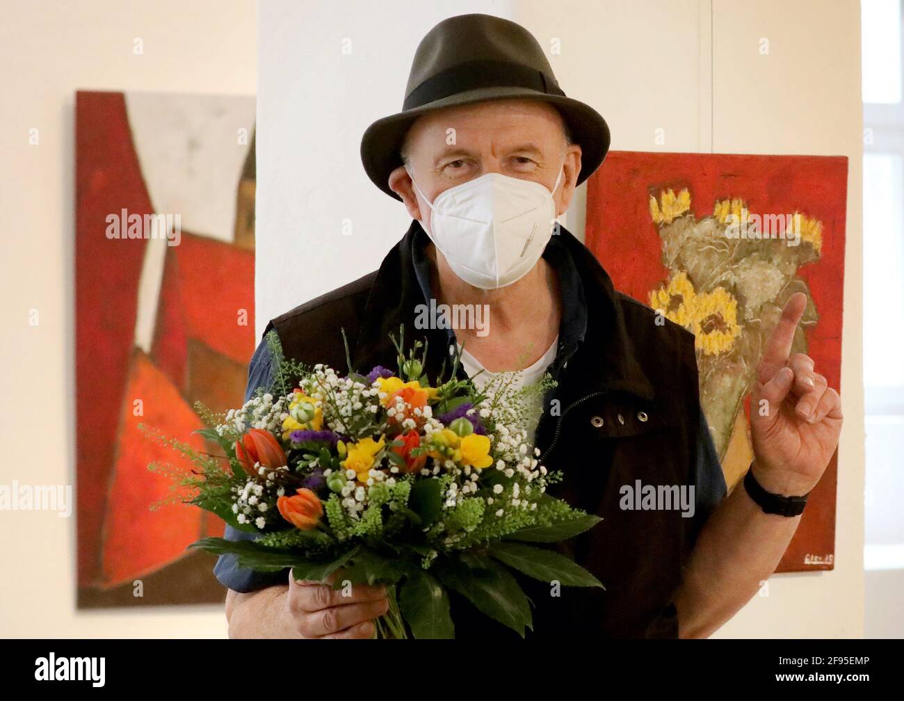 Mecklembourg Pomeranie Occidentale Gustrow 16 Avril 21 Avec Un Bouquet De Fleurs Pour Son 68e Anniversaire Alexander Dettmar Peintre Se Tient A Un Rendez Vous De Presse Dans Son Exposition Je Crois En La Mecklembourg Pomeranie Occidentale Gustrow 16 Avril 21 Avec Un Bouquet De Fleurs Pour Son 68e Anniversaire Alexander Dettmar Peintre Se Tient A Un Rendez Vous De Presse Dans Son Exposition Je Crois En La