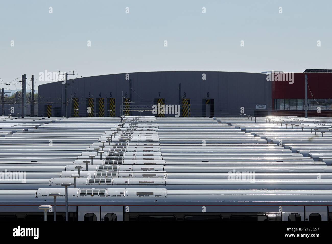 Londres, Royaume-Uni - 4 avril 2021 : trains Elizabeth Line garés sur des voies de garage au dépôt Old Oak Common. La ligne, également connue sous le nom de Crossrail, a subi des années de retards d'ouverture. Banque D'Images