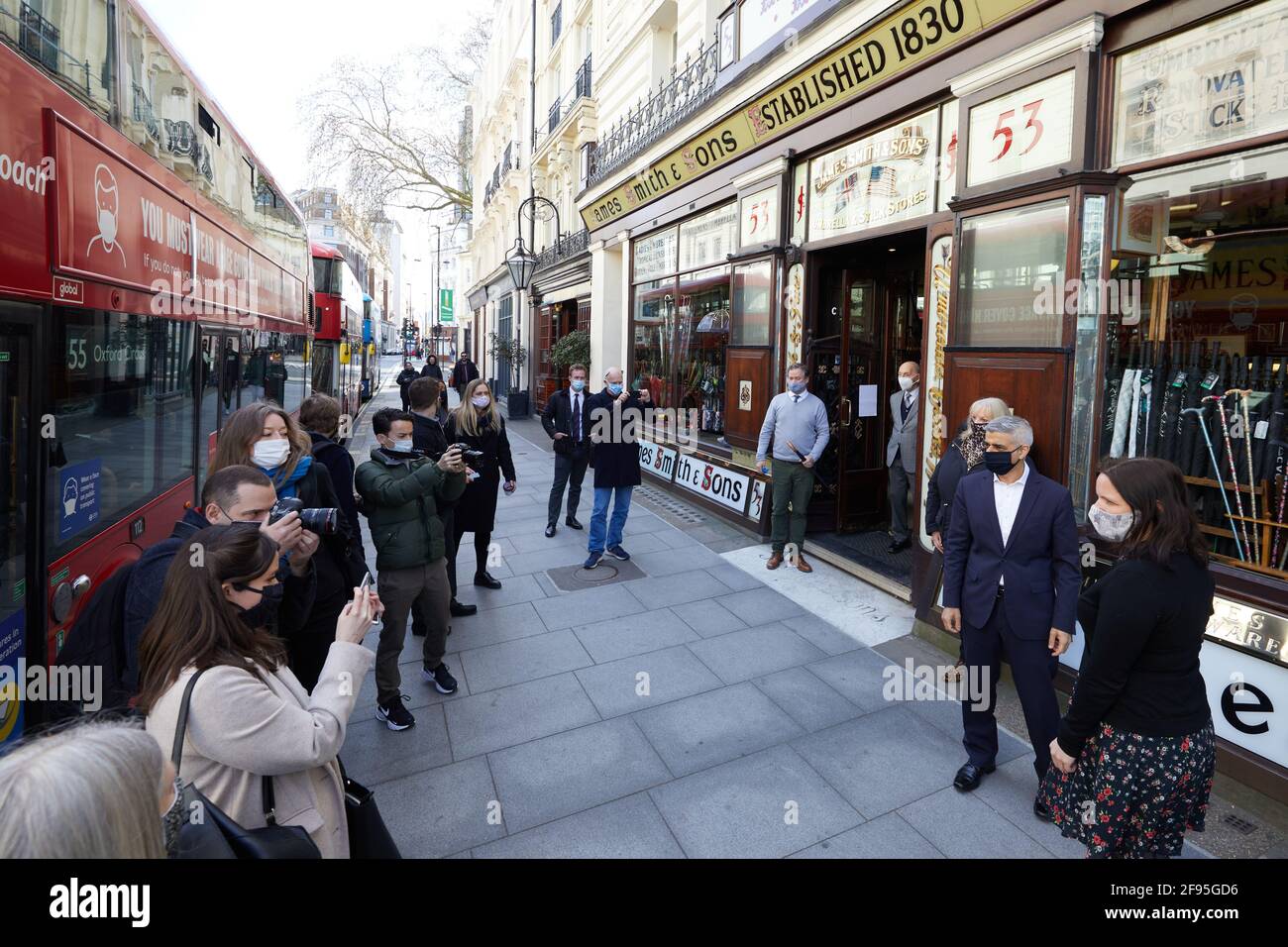 Londres, Royaume-Uni - 13 avril 2021 : le maire de Londres, Sadiq Khan, et Cllr Anne Clarke, posent devant le magasin parapluie James Smith à Holborn lors d'une campagne en prévision des élections du 6 mai 2021. Banque D'Images