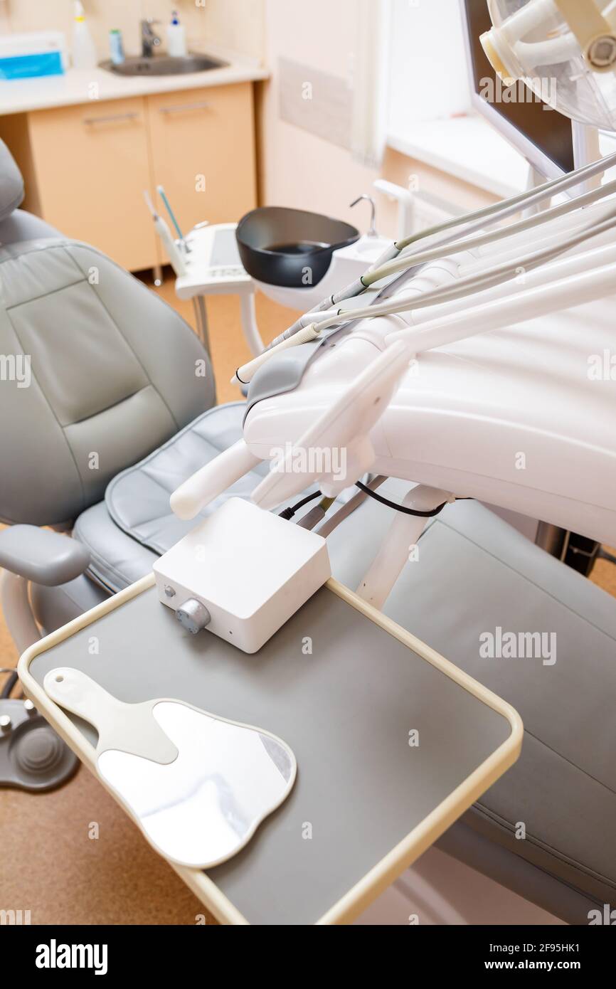 Dispositif de traitement dentaire pour les patients. Le lieu de travail d'un dentiste professionnel. Des dents saines. Cabinet dentaire sans personne Banque D'Images