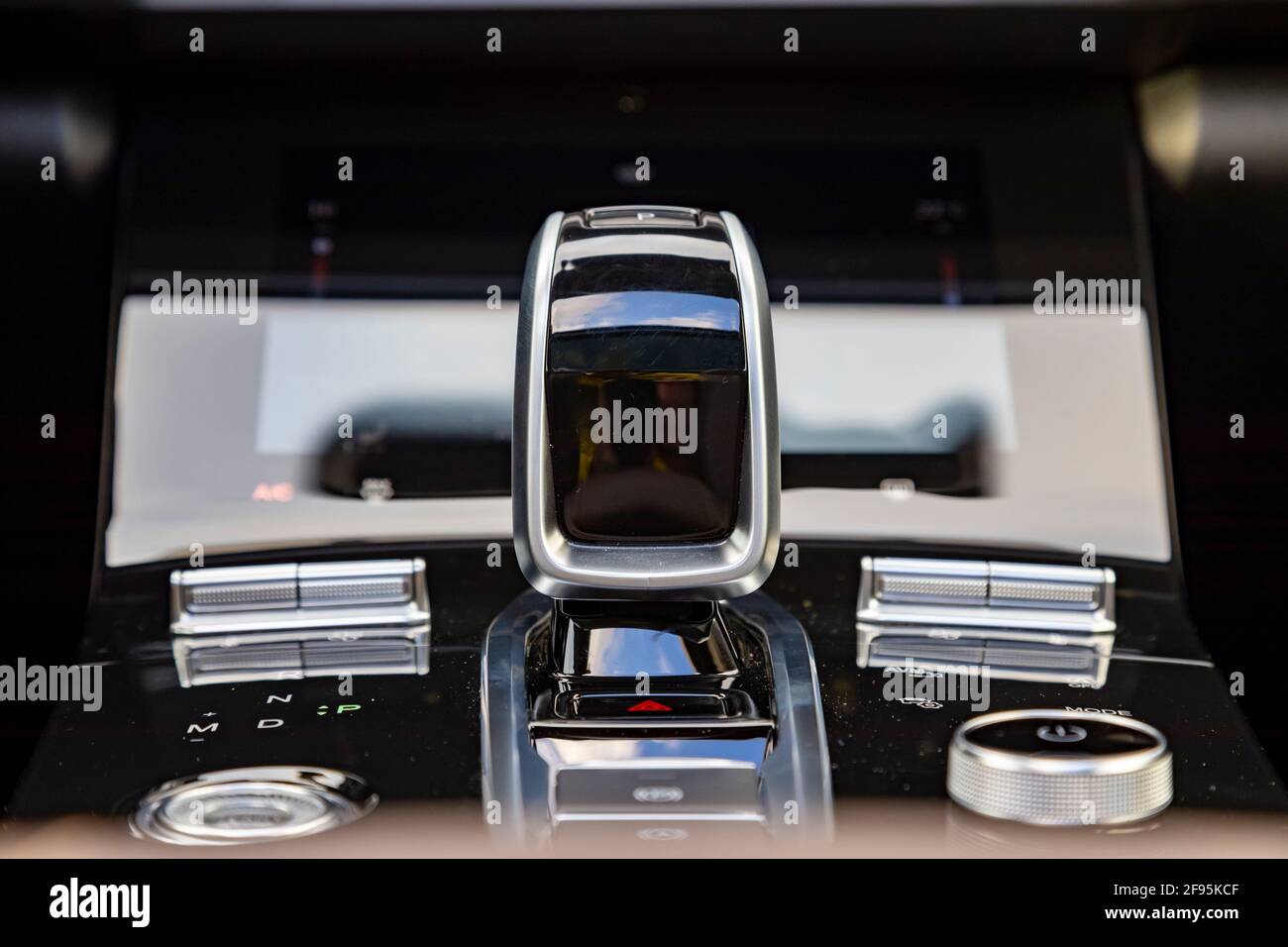 Vue rapprochée d'une jauge de vitesse à transmission automatique d'une voiture moderne haut de gamme. Personne. Intérieur d'une voiture haut de gamme Banque D'Images