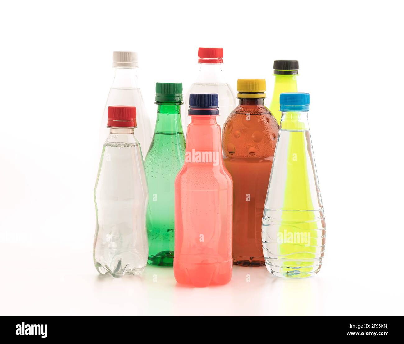 Bouteilles avec boisson non alcoolisée sur fond blanc Banque D'Images