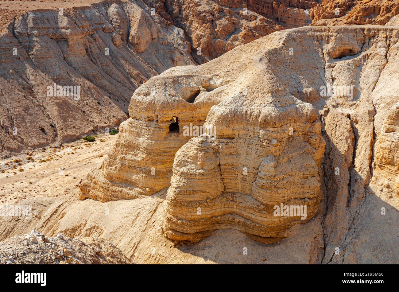 Grotte des manuscrits de la mer Morte, connue sous le nom de grotte de Qumran 4, l'une des grottes dans lesquelles les manuscrits ont été trouvés aux ruines de Khirbet Qumran dans le désert de Banque D'Images