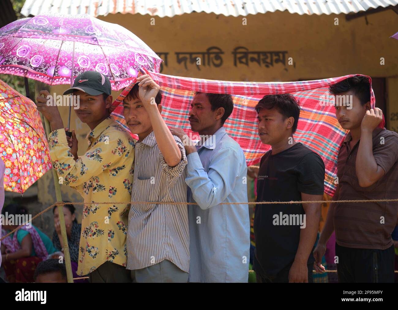 Abhisek Saha / le Pictorium - élections du TTAADC - 6/4/2021 - Inde / Tripura / Agartala - les gens font la queue Pour voter pour les élections du TTAADC sur t Banque D'Images