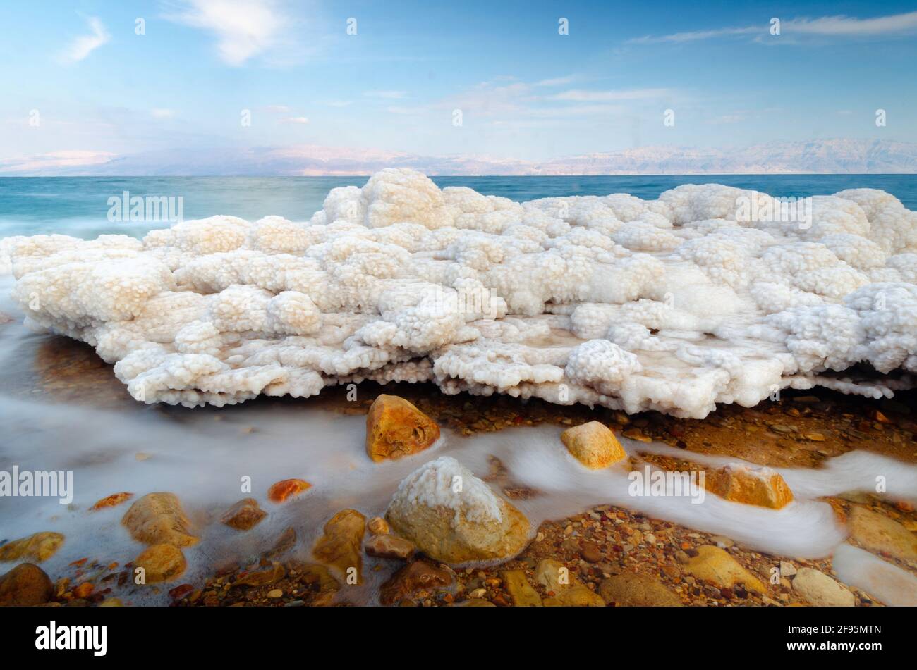 Formations de sel dans la mer Morte d'Israël. Banque D'Images
