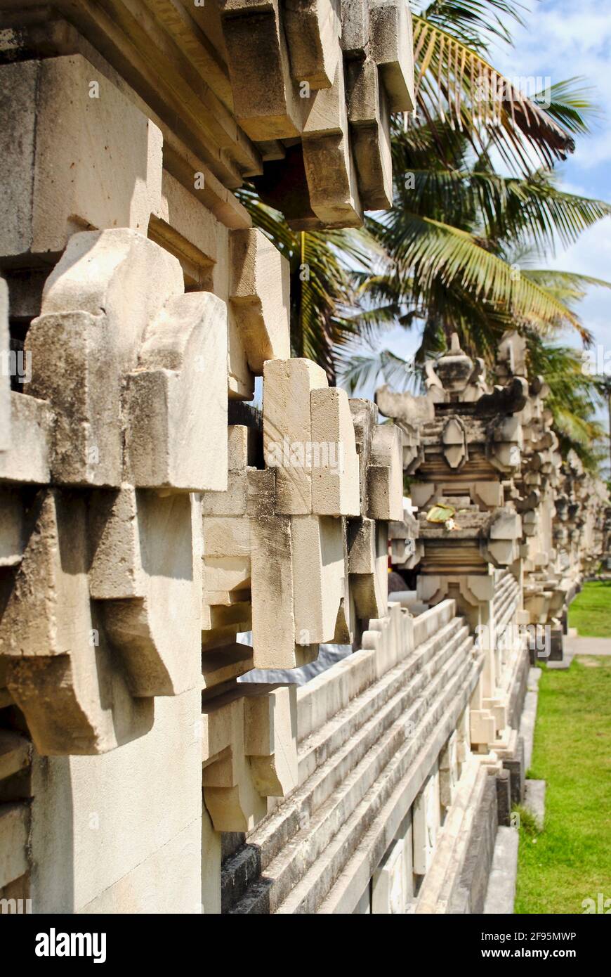 Mur de plage décoratif et porte à Kuta, Bali, Indonésie. La décoration contrôle l'érosion de la plage et évoque l'architecture balinaise traditionnelle. Banque D'Images