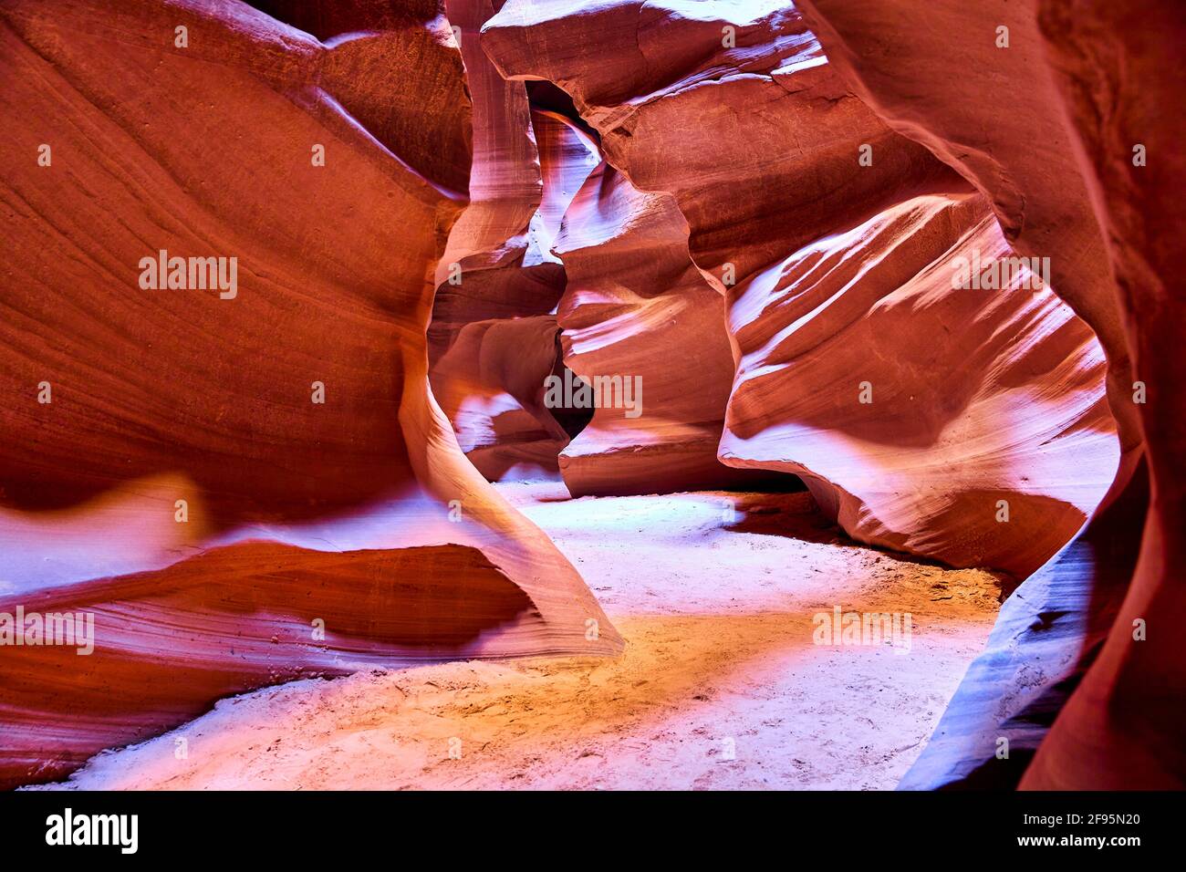 Architecture naturelle majestueuse de l'Antelope Slot Canyon, Parc tribal Navajo, Arizona, États-Unis Banque D'Images