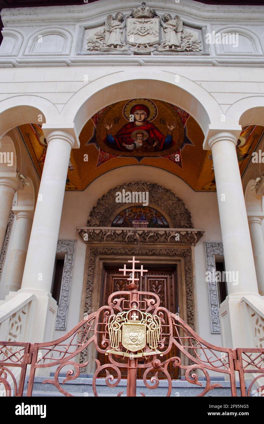 Entrée à la cathédrale patriarcale orthodoxe roumaine (également connue sous le nom d'église métropolitaine) de Bucarest, Roumanie. Banque D'Images