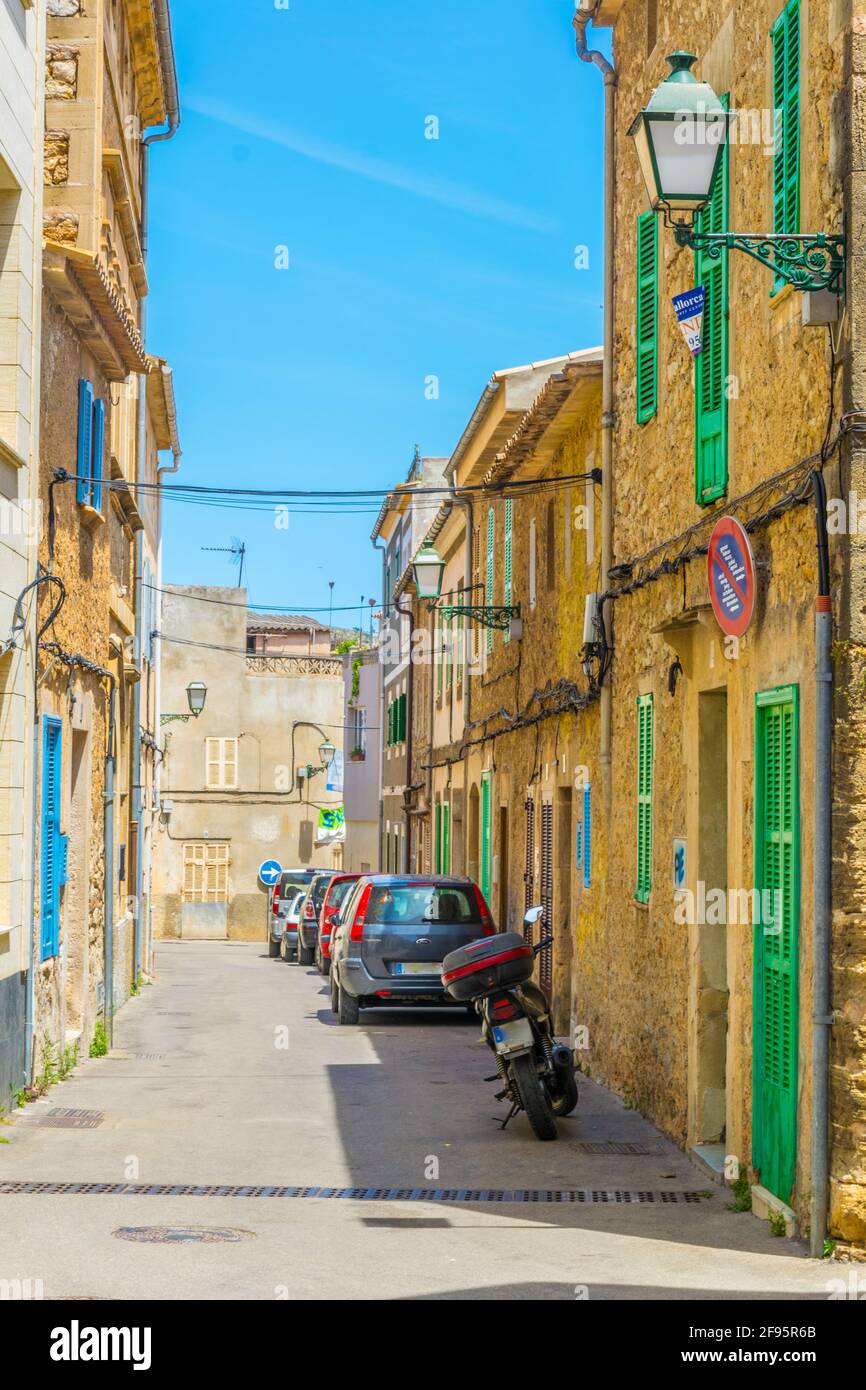 Vue sur une rue étroite dans le centre historique d'Arta, Majorque, Espagne Banque D'Images