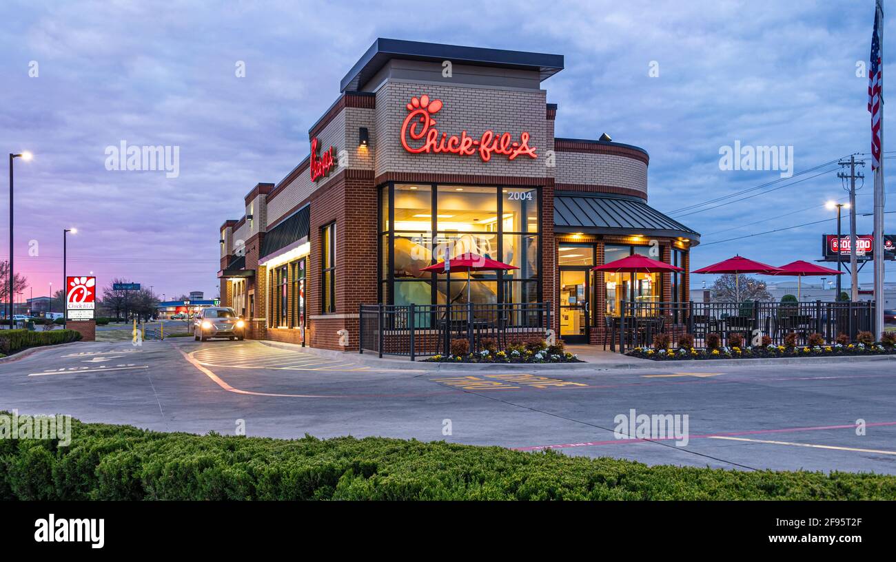 Tôt le matin, le client se trouve au drive-in de Chick-fil-A alors que le soleil commence à se lever à Muskogee, Oklahoma. (ÉTATS-UNIS) Banque D'Images