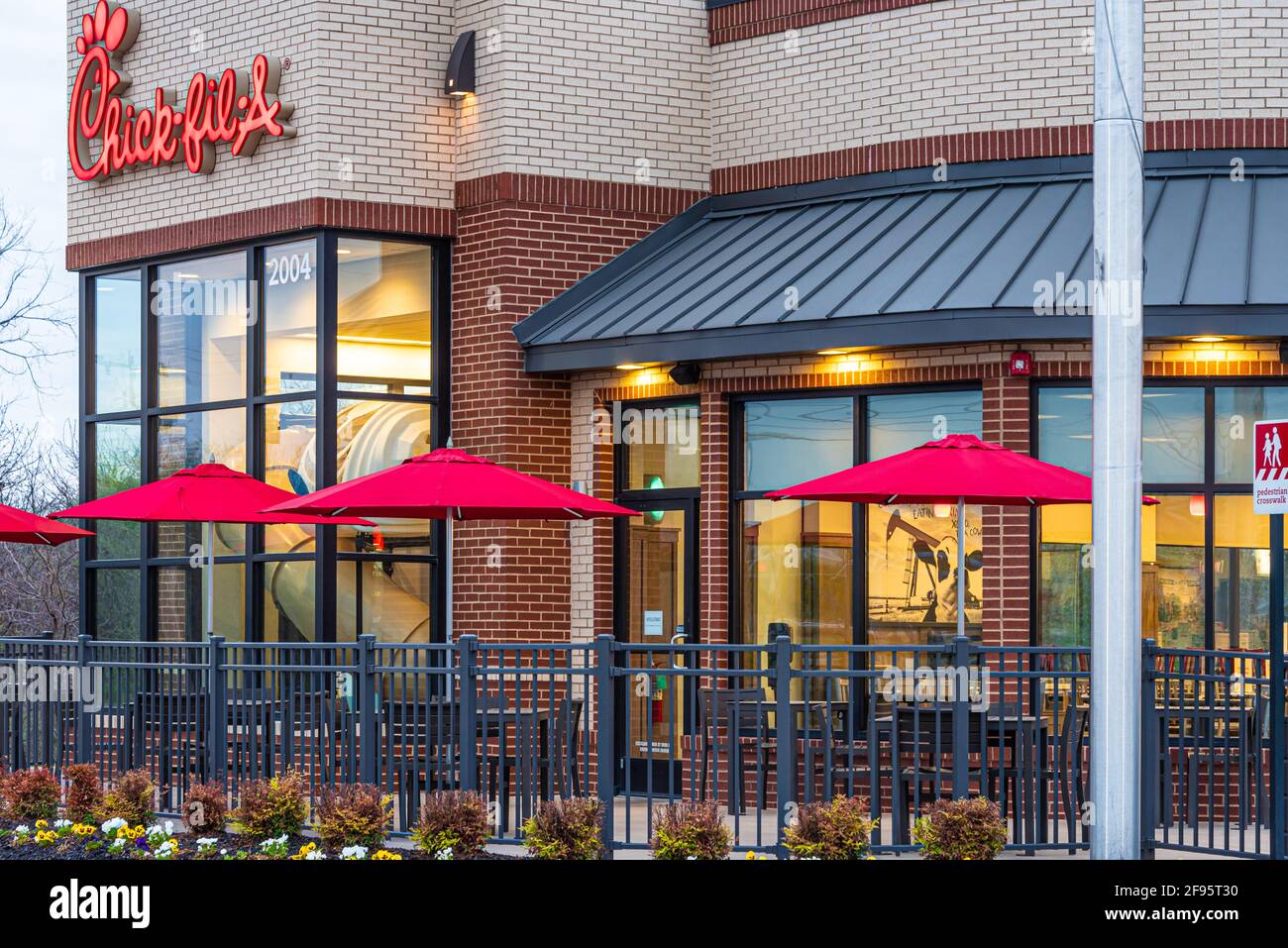 Vue en début de matinée sur le restaurant Chick-fil-A avec places en plein air à Muskogee, Oklahoma. (ÉTATS-UNIS) Banque D'Images