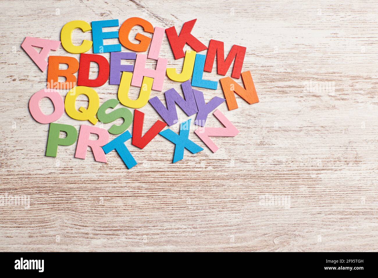 Couleur les lettres de l'alphabet sur un fond en bois clair Banque D'Images