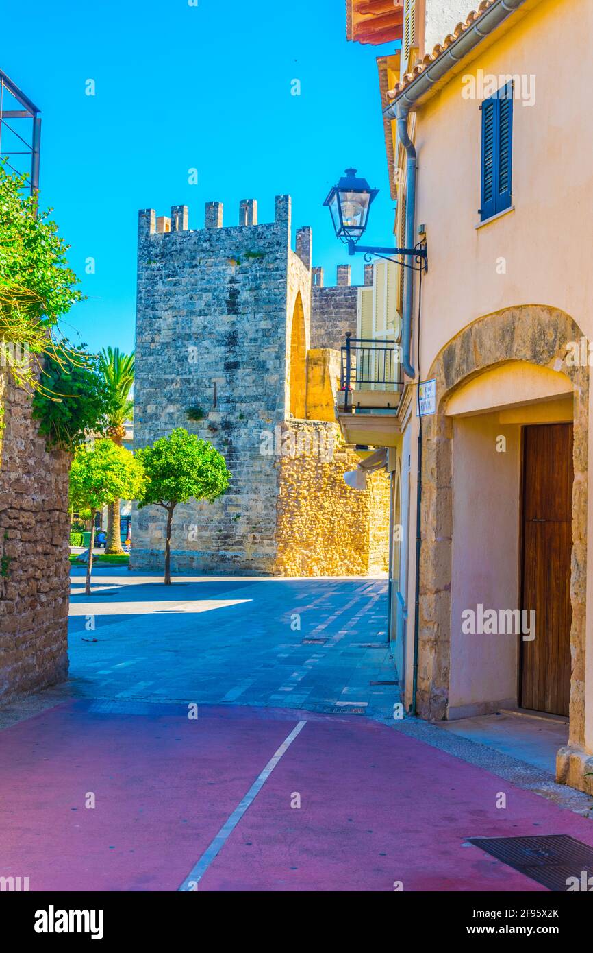 Porta del moll menant à la vieille ville d'Alcudia, Majorque, Espagne Banque D'Images