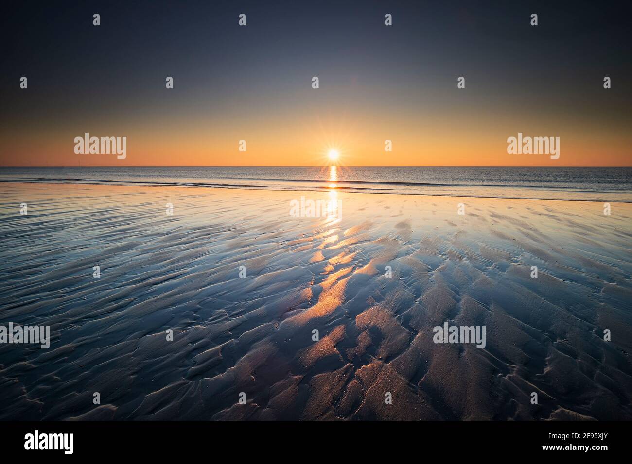 Beau coucher de soleil calme sur la côte de la mer, pays-Bas Banque D'Images