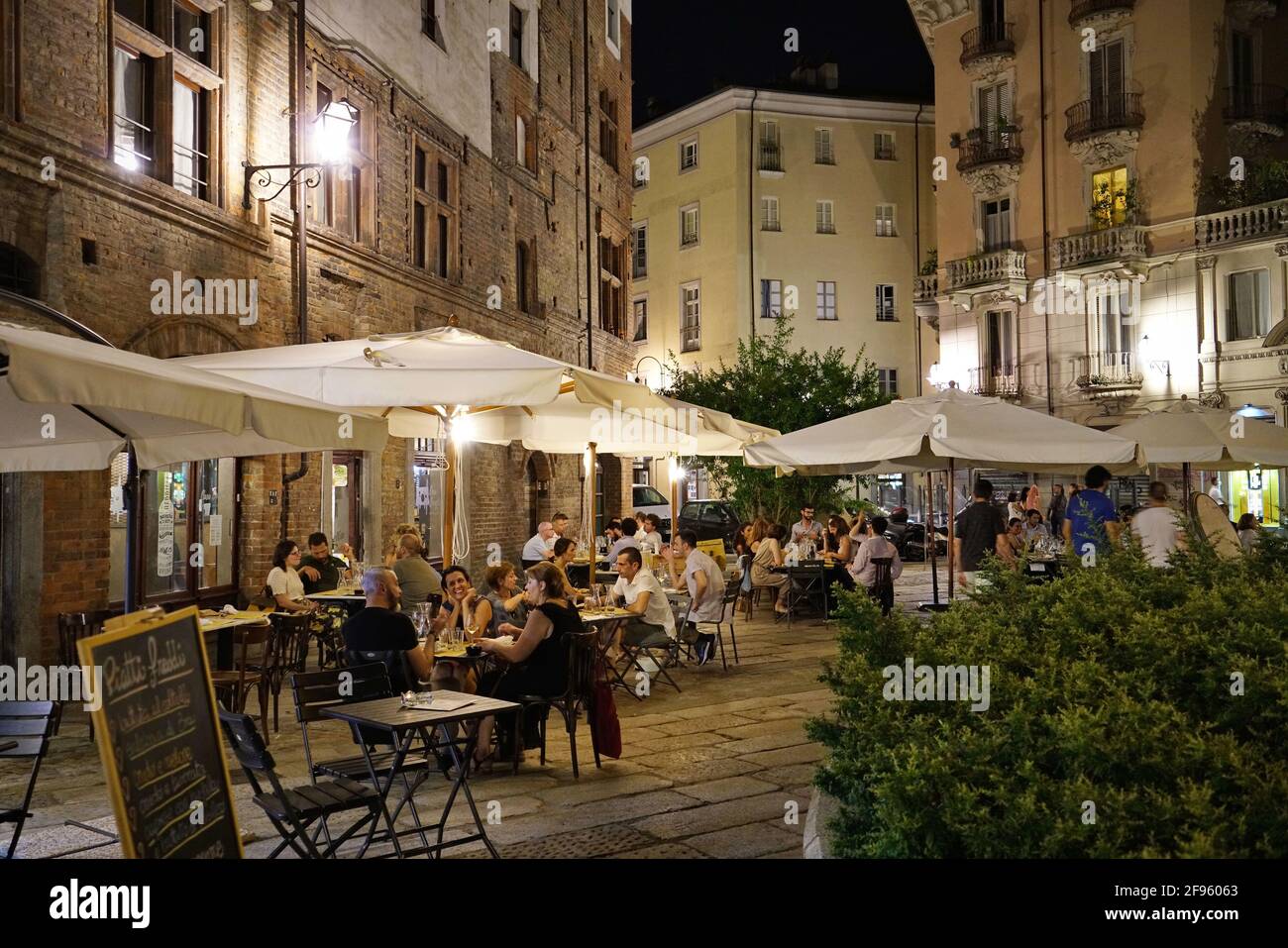 Réouverture du restaurant. Les clients s'assoient à des tables dans une terrasse à l'extérieur d'un café à Turin, Italie, juillet 2020. Banque D'Images