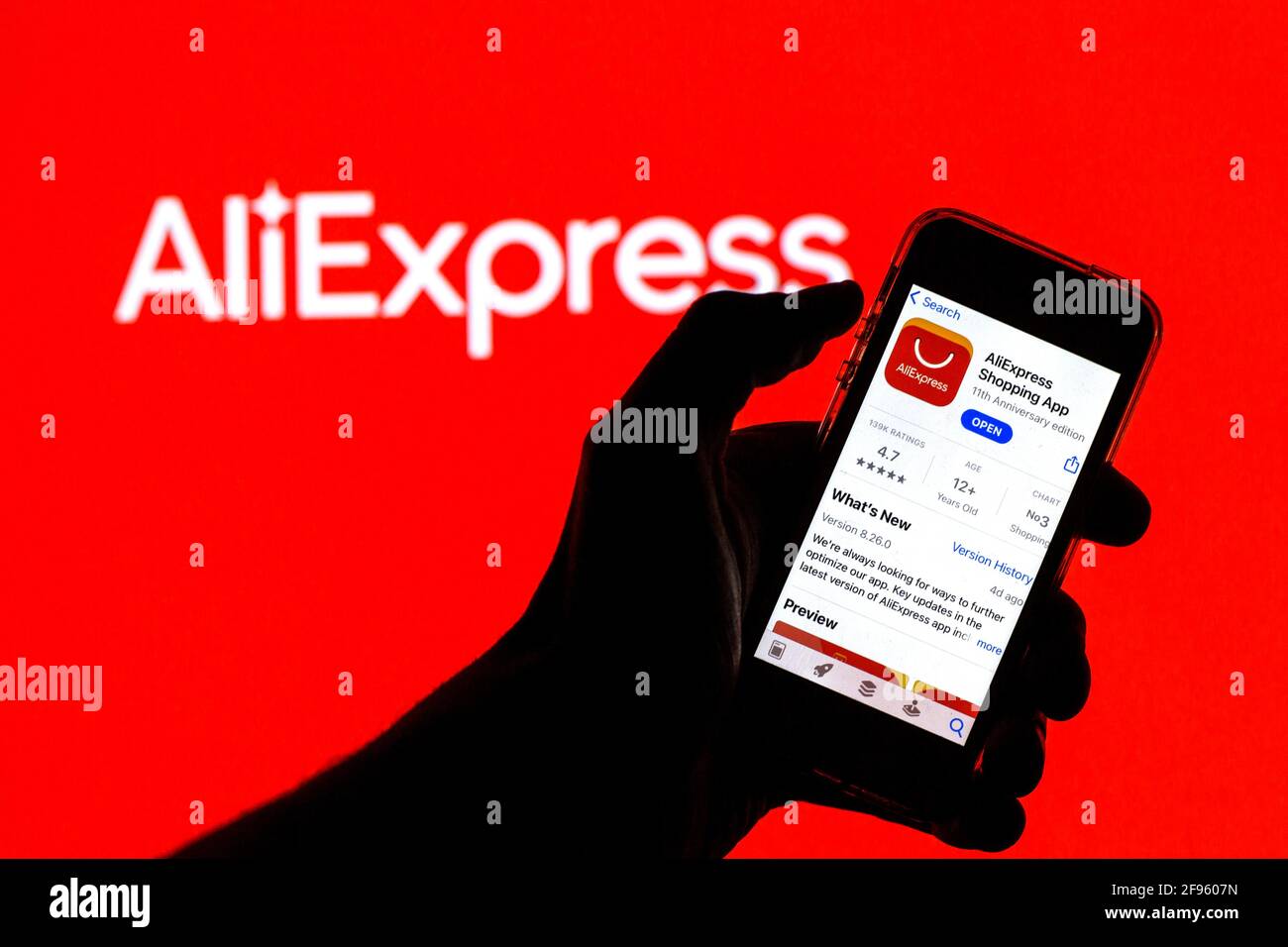 16 avril 2021, Barcelone, Catalogne, Espagne: Dans cette photo illustration une application AliExpress dans l'App Store vu sur un smartphone avec le logo AliExpress en arrière-plan. (Image de crédit : © Thiago Prudencio/DAX via ZUMA Wire) Banque D'Images