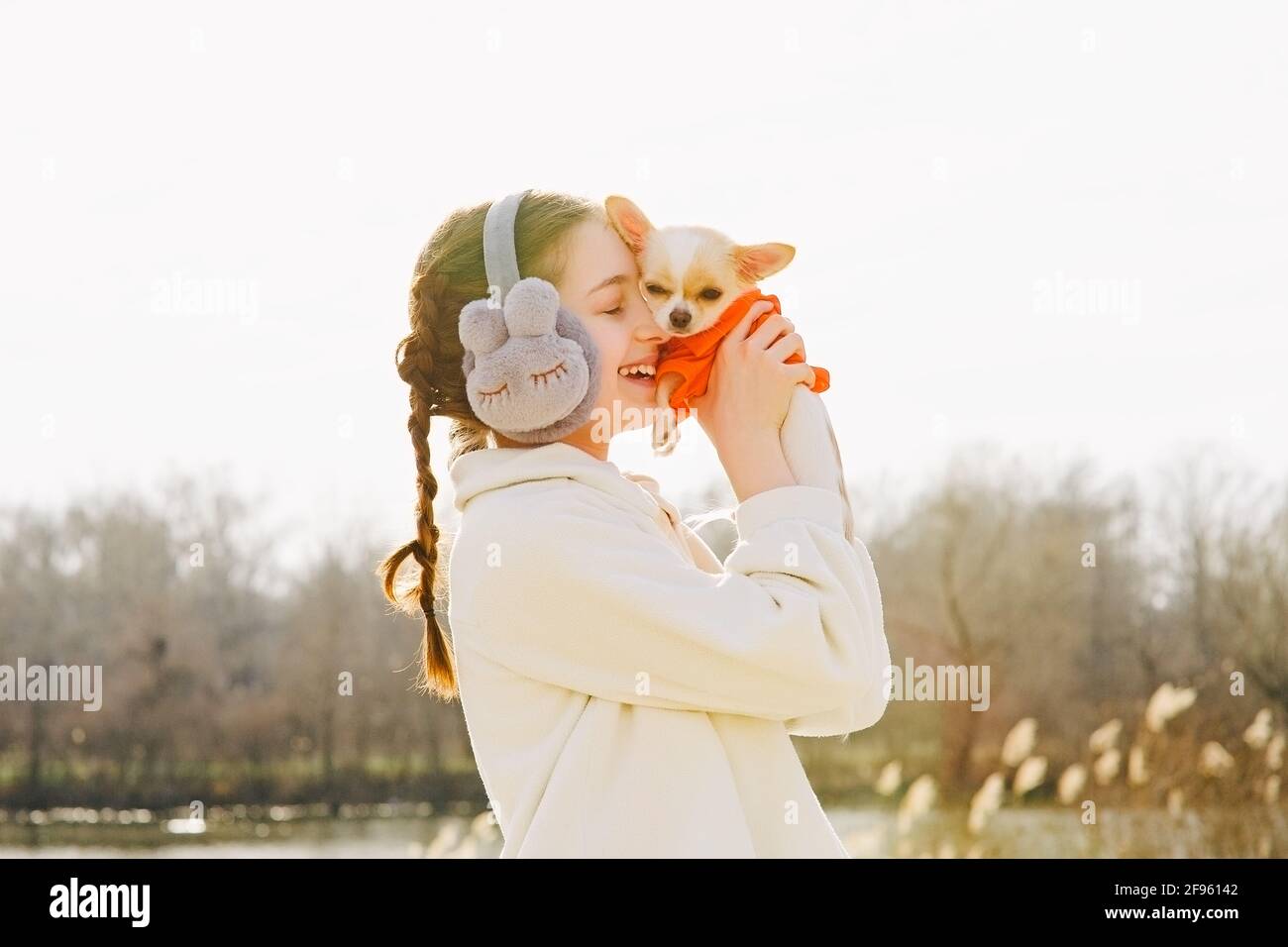 Portrait d'une jeune fille adolescente heureuse avec sa petite chihuahua chien Banque D'Images