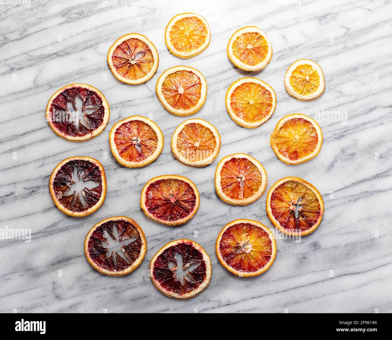 Oranges de sang séchées sur marbre blanc Banque D'Images