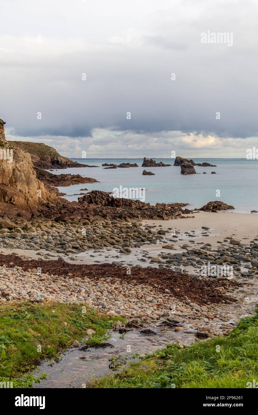 Plage rocheuse de l'île française Ouessant au ciel spectaculaire, côte bretonne dans l'Atlantique, région Bretagne, département du Finistère, France Banque D'Images