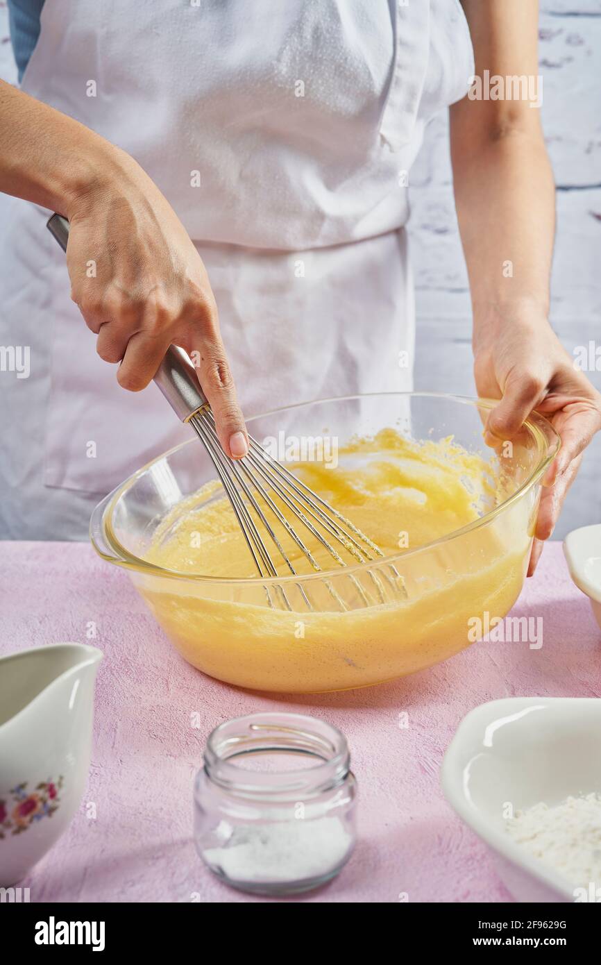 Amidon de maïs préparé. Battre la pâte pour préparer le dessert Banque D'Images