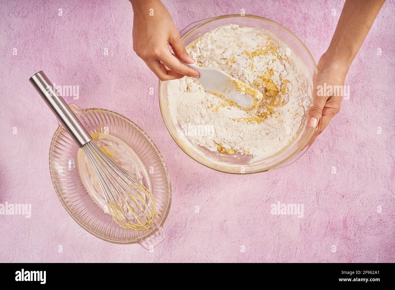 Alfajores préparés. Mélanger la farine, la fécule de maïs et l'œuf pour faire des alfajores Banque D'Images