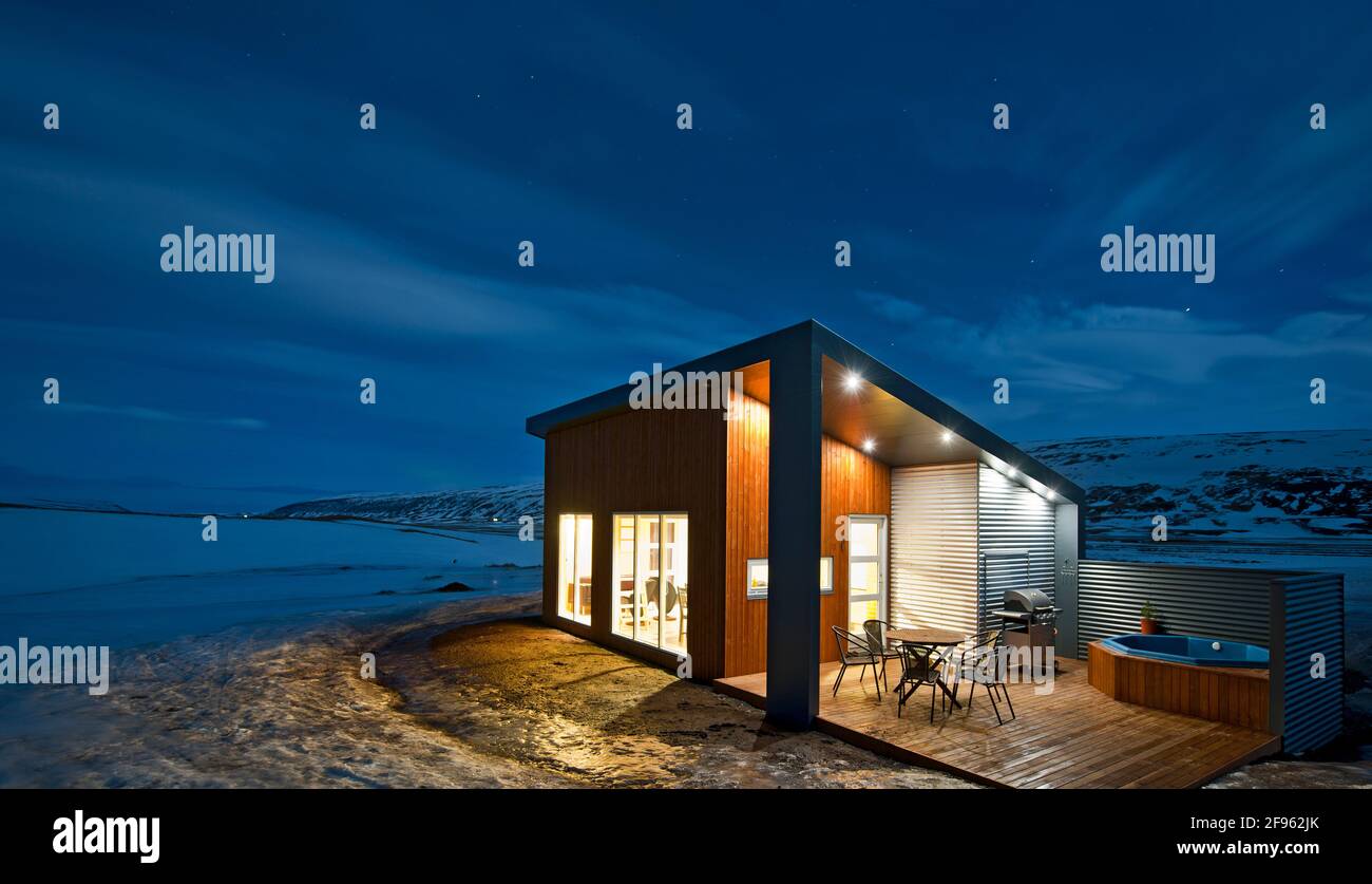 Maison de vacances illuminée en Islande pendant l'hiver Banque D'Images
