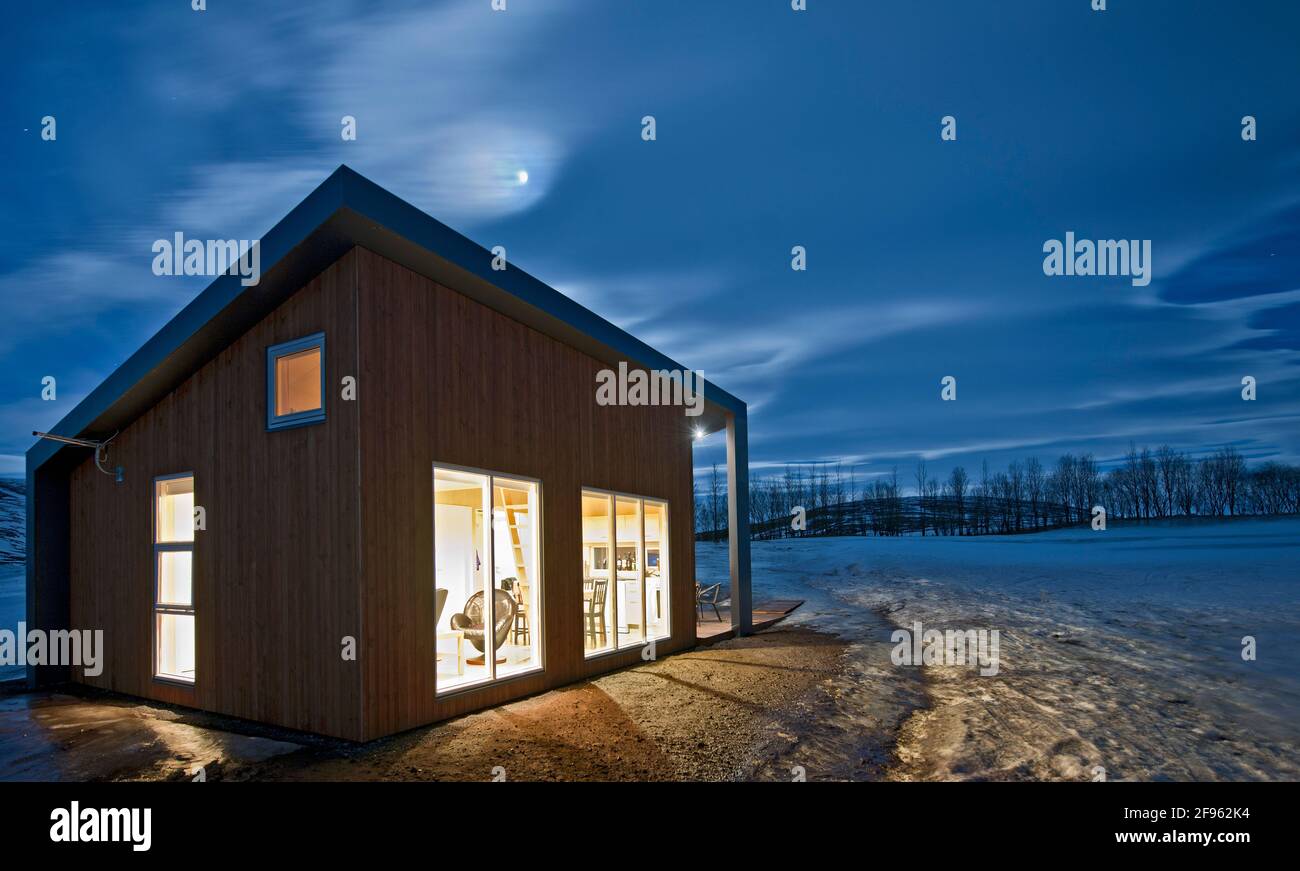 Maison de vacances illuminée en Islande pendant l'hiver Banque D'Images