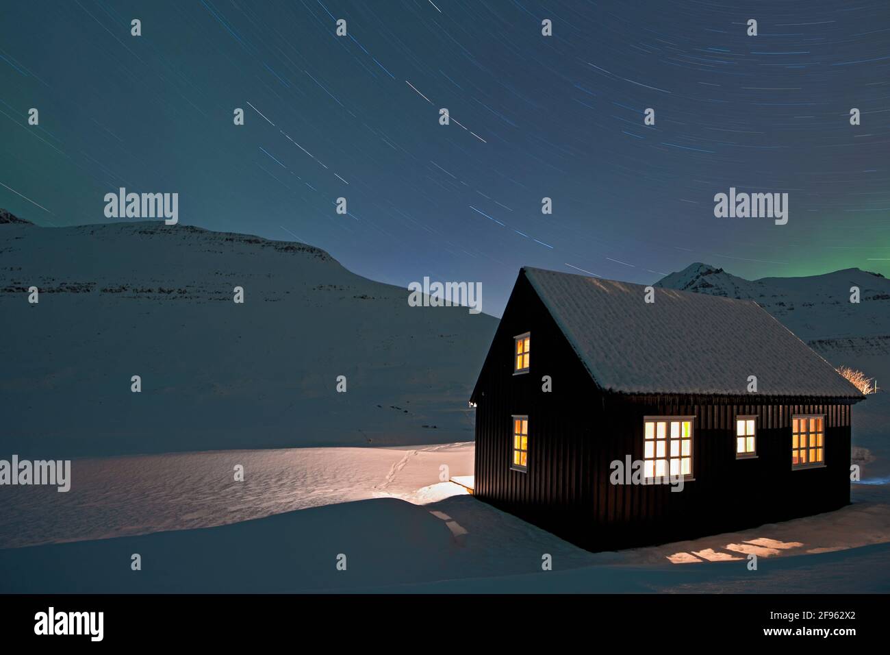 Des pistes étoiles au-dessus d'un chalet de ski isolé en Islande sur un nuit claire Banque D'Images